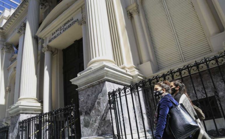 Nuevo torniquete sobre el mercado cambiario: el Gobierno busca reducir la dolarización | Economía