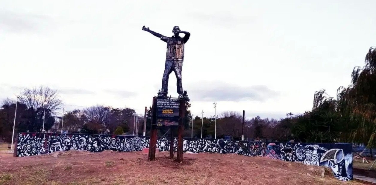 Inauguran una escultura en homenaje al Indio Solari en La Matanza | Espectáculos