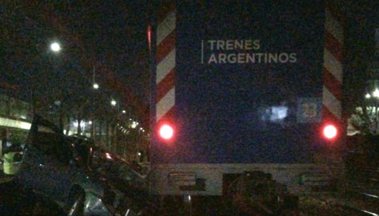 Un auto fue arrollado por un tren en Villa del Parque: dos heridos | Actualidad