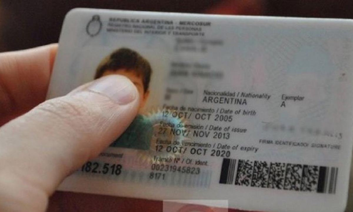 El Presidente anuncia la puesta en marcha del DNI para personas no binarias | Política