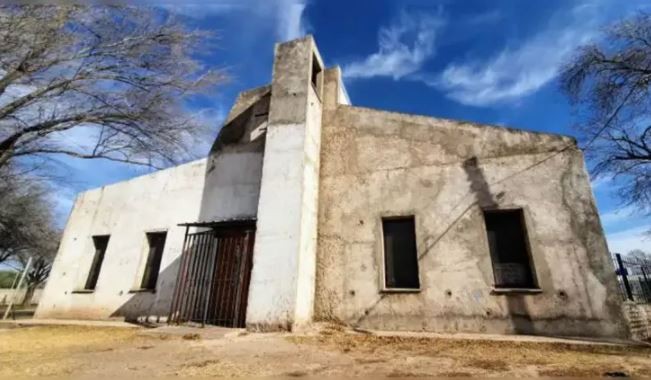Usurparon una iglesia y pusieron un parripollo: los oficios religiosos se celebran en la plaza | Actualidad