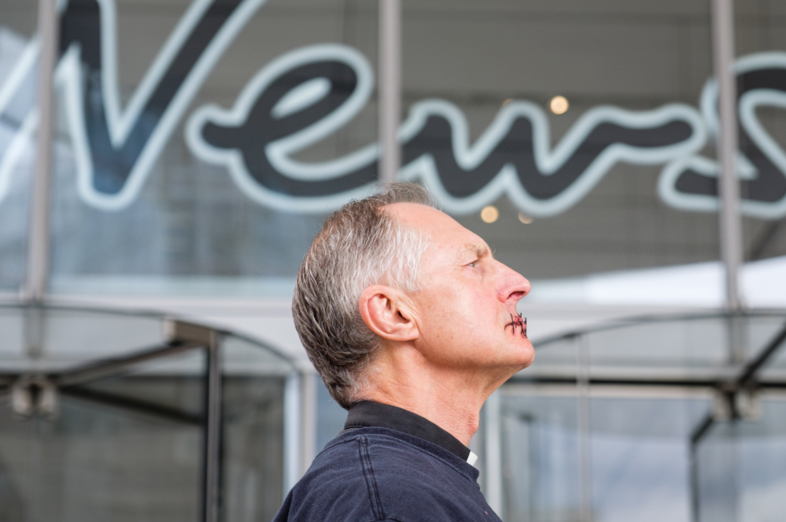 Imágenes impactantes: un sacerdote se cosió los labios para protestar en contra del cambio climático | Internacionales