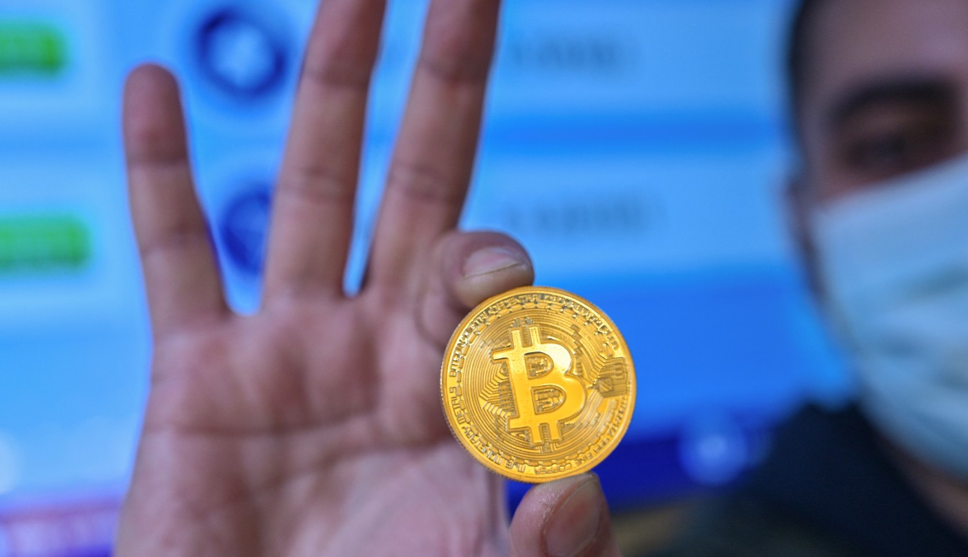 El Bitcoin alcanza máximos desde mayo y analistas especulan con la posibilidad de que vuelva a superar los USD 50.000 | Economía