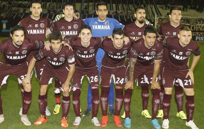 Jugadores de los clubes Lanús y Talleres de Remedios de Escalada se sumaron a una campaña para donar sangre | Deportes