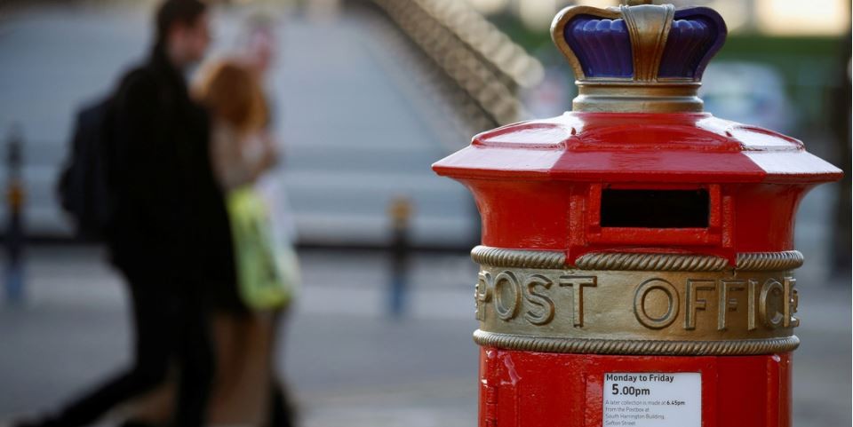 Una postal enviada desde Chile llega a su destinatario en el Reino Unido 30 años después | Internacionales
