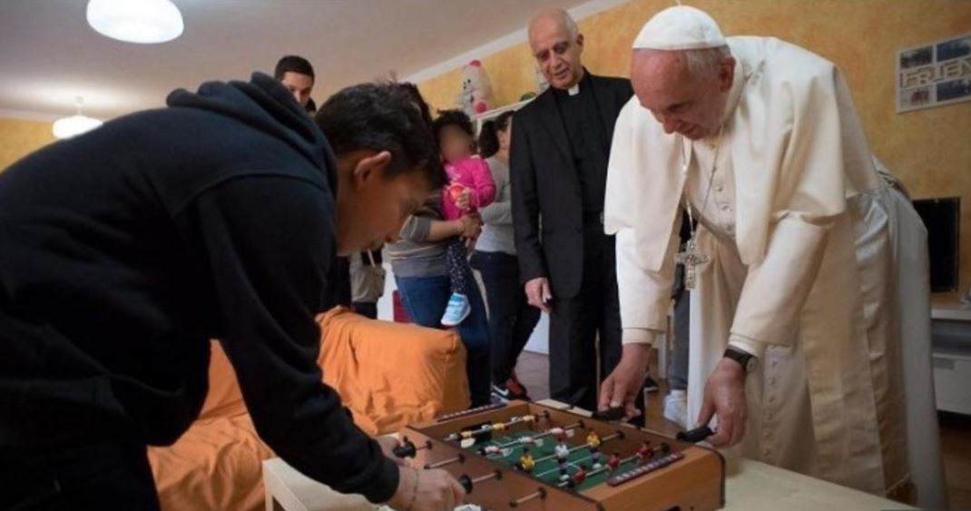 Francisco y su gesto "futbolero": jugó al metegol en la Audiencia General | Internacionales