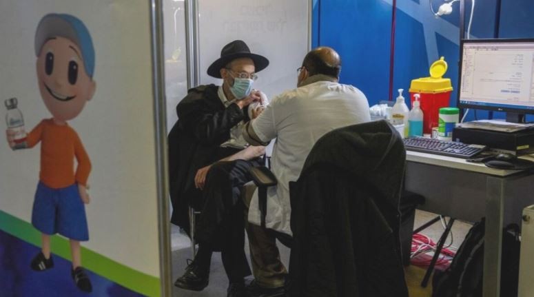 En Israel vacunan a estudiantes en horario escolar ante el aumento de casos | Internacionales