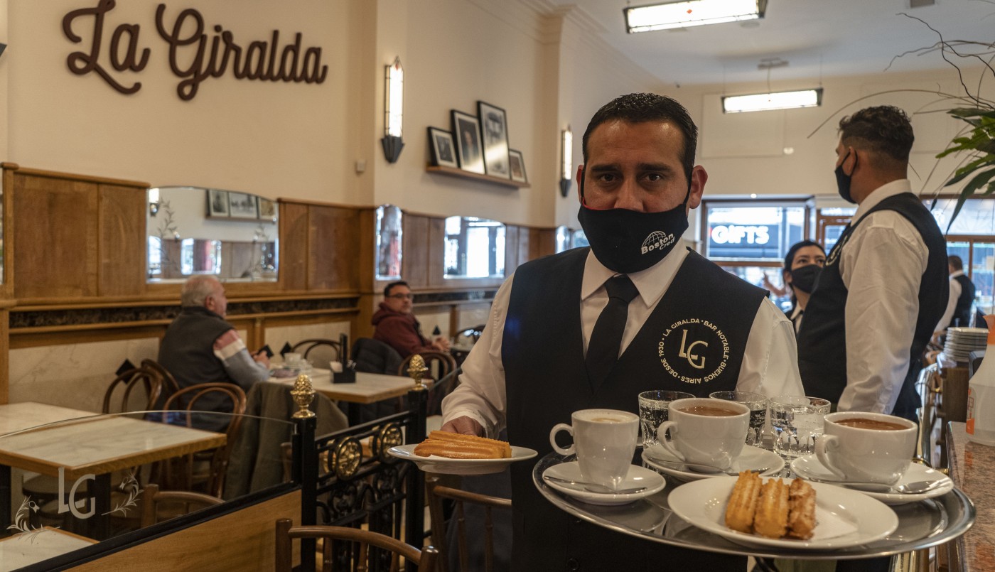 Vuelve al centro porteño La Giralda, el emblema del chocolate con churros | Actualidad