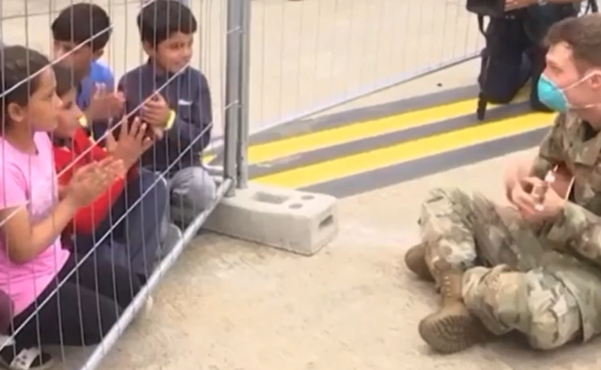 Un soldado entretiene con un ukelele a niños afganos evacuados | Internacionales