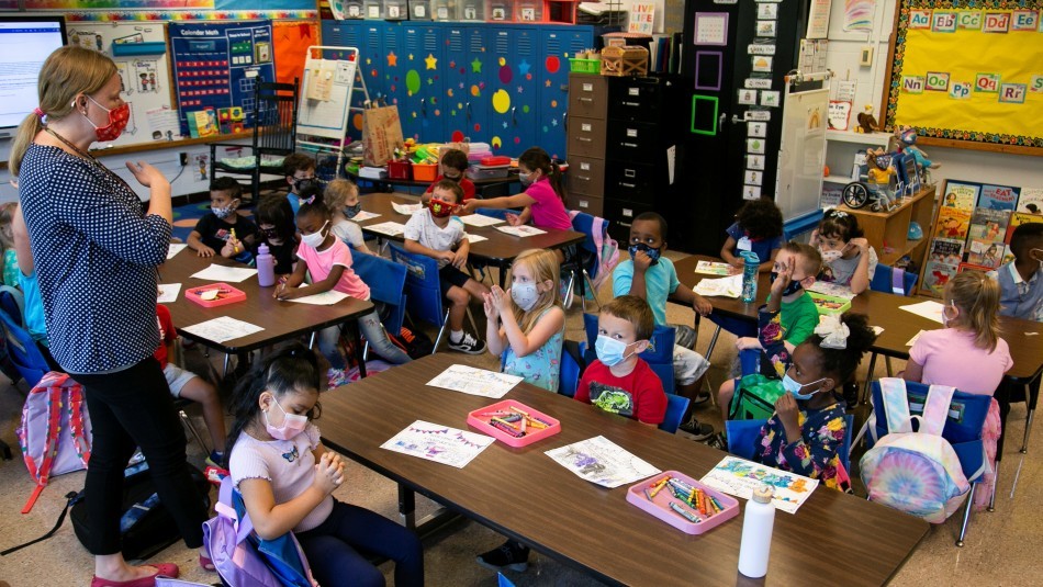 Una maestra no se había vacunado, dio clases sin barbijo y contagió a 12 alumnos | Internacionales