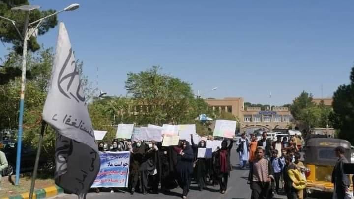 Afganistán: Talibanes cerca de formar gobierno, en medio de una inusual protesta de mujeres | Internacionales