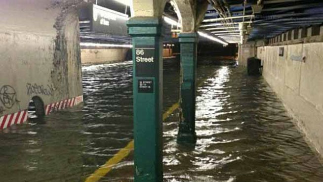 Videos impactantes: "cataratas" en el subte de Nueva York tras la tormenta Ida | Internacionales