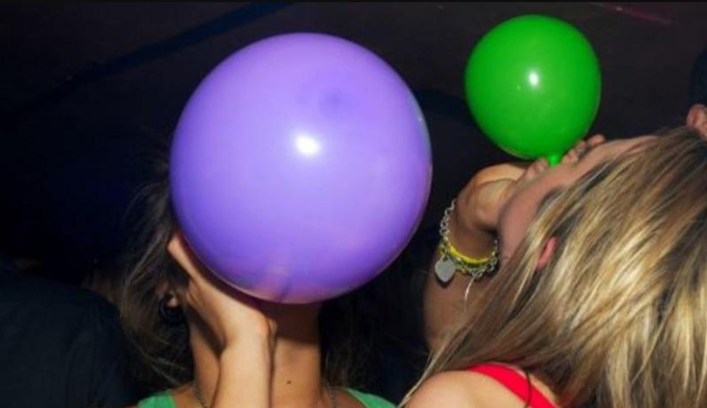 Preocupación por el consumo entre jóvenes de la droga conocida como "gas de la risa" en el Reino Unido | Internacionales