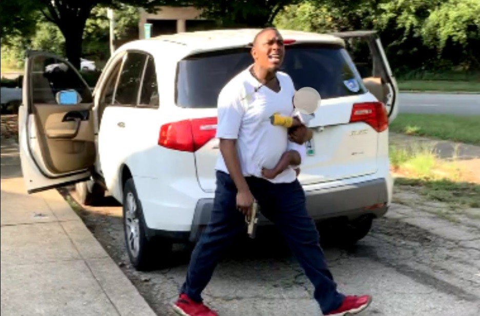 Tras un incidente de tránsito, salió con un bebé en brazos y disparó contra tres mujeres | Internacionales