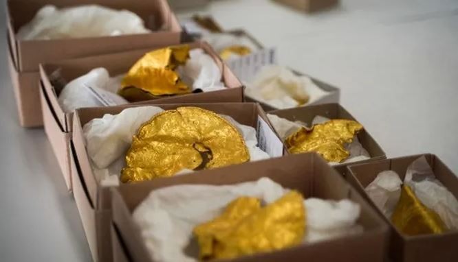 Un arqueólogo aficionado encontró un tesoro previkingo de objetos de oro en Dinamarca | Internacionales
