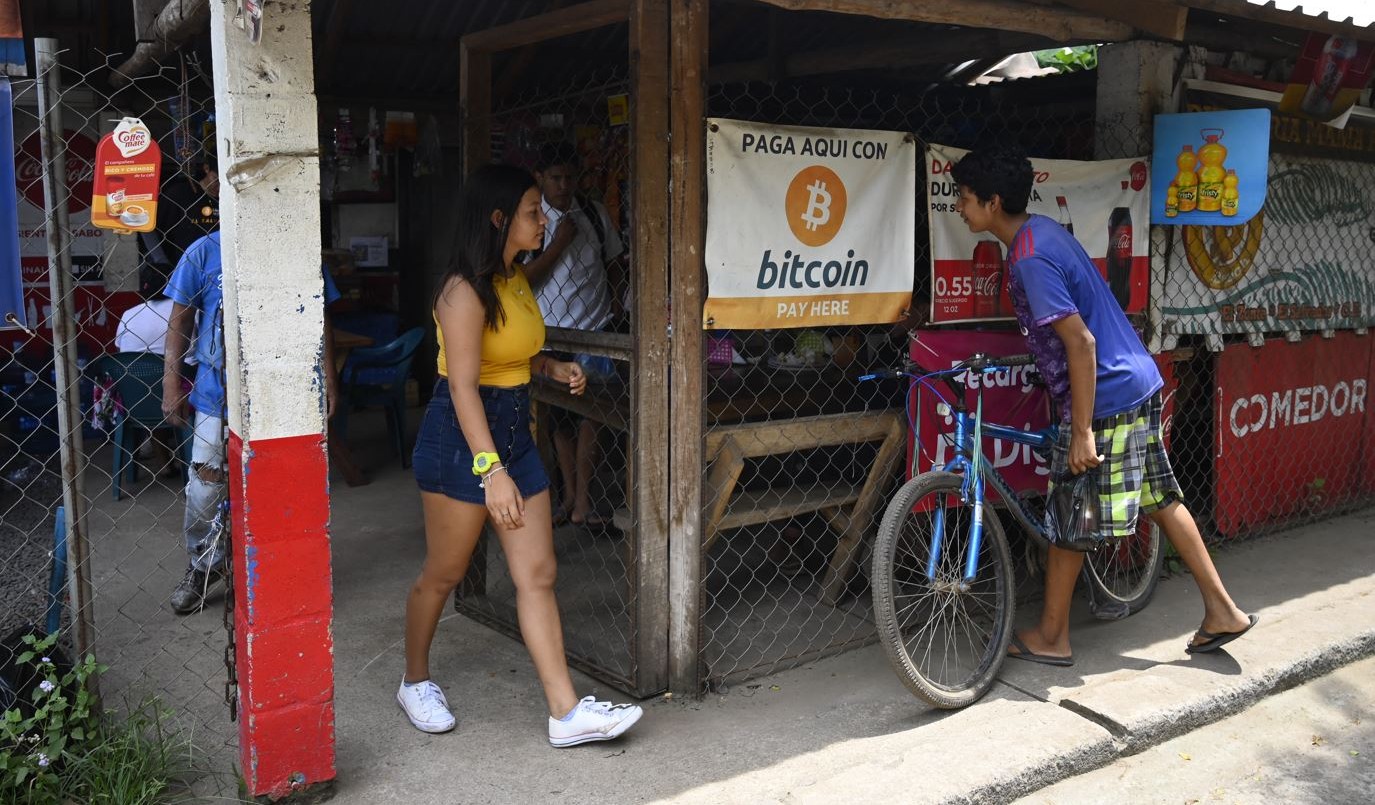 El Salvador se convertirá este martes en el primer país en adoptar al Bitcoin como moneda legal | Internacionales