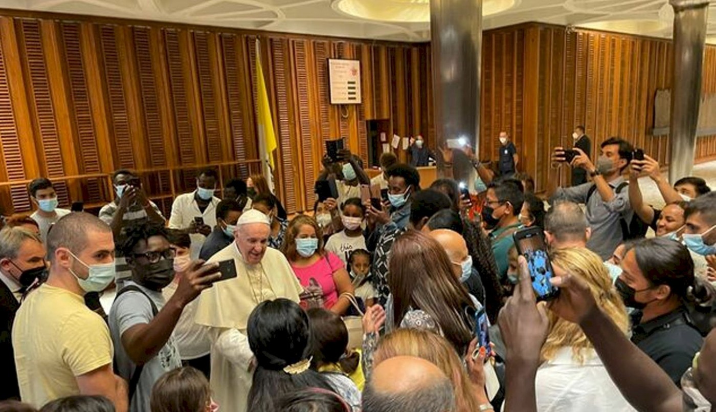 Francisco recibió a refugiados afganos en el Vaticano | Internacionales