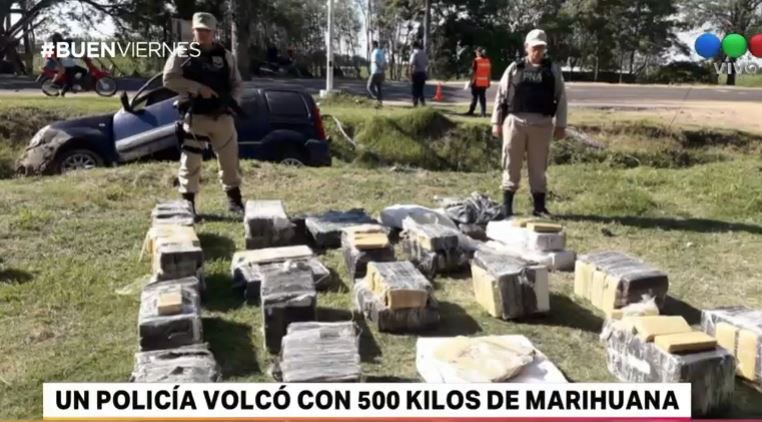 Un policía esquivó un control y volcó con un cargamento de marihuana en Corrientes | Actualidad