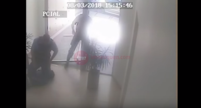Video: brutal golpiza de la Policía a un joven que fue detenido tras un robo | Actualidad