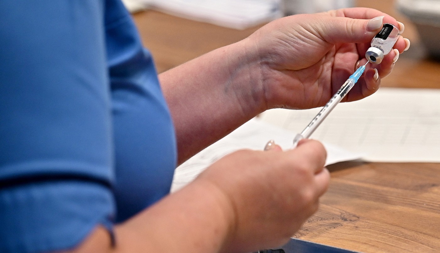 Reino Unido administrará una tercera dosis de la vacuna contra el coronavirus a mayores de 50 años y personal sanitario | Internacionales