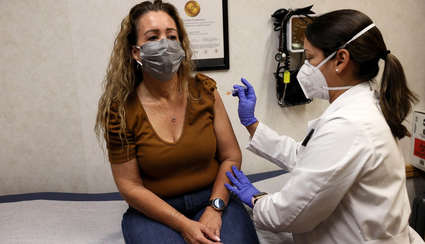 Estados Unidos exigirá a todos los solicitantes de residencia permanente estar vacunados contra el coronavirus | Internacionales