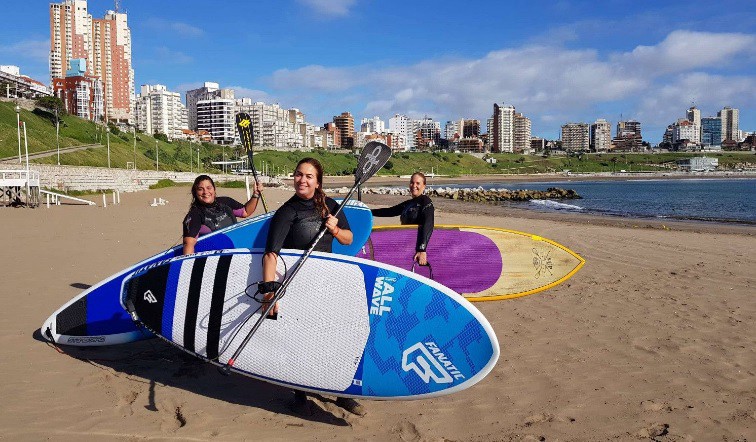 Tres amigas practicaban stand up paddle y rescataron a una mujer que se arrojó al mar | Actualidad