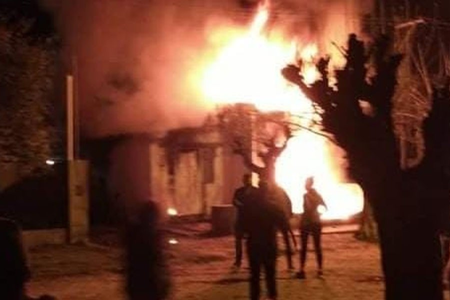 Vecinos quemaron la casa de un hombre acusado de abusar a tres nenas en Henderson | Actualidad