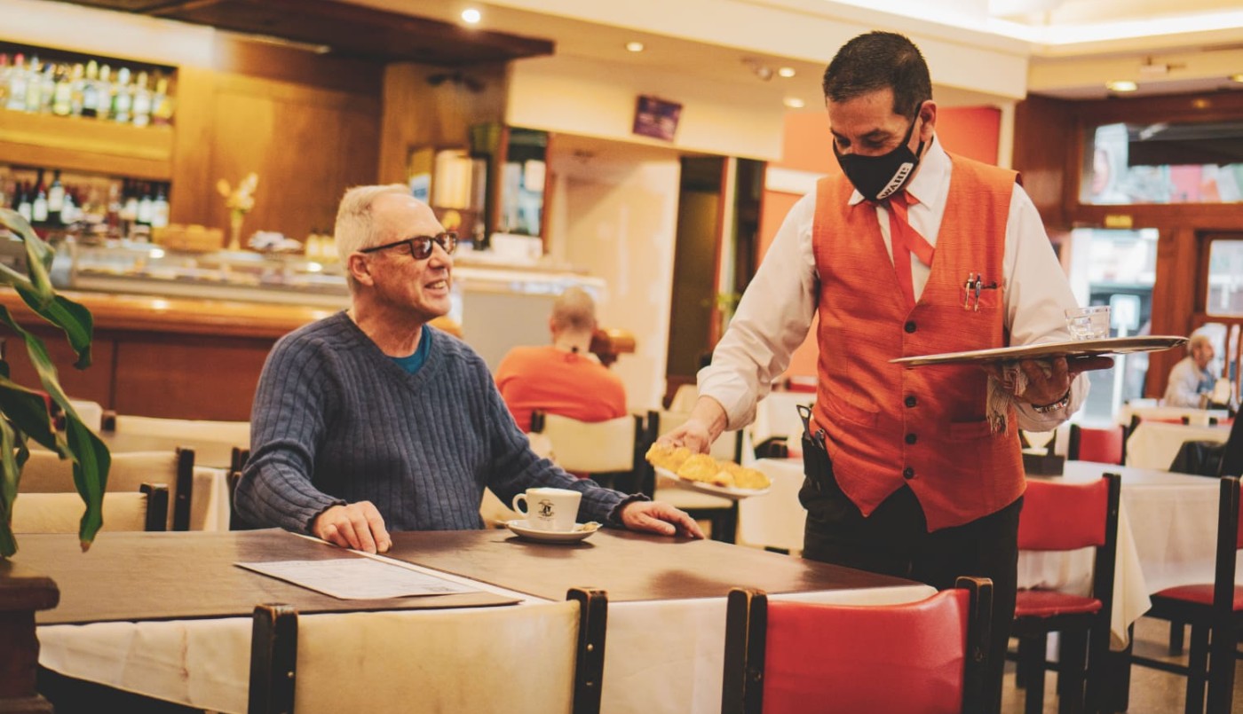 Ofrecen descuentos para adultos mayores en locales gastronómicos de la ciudad de Buenos Aires | Actualidad
