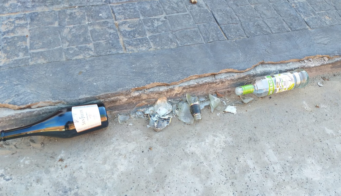 Alarma entre padres por una vecina que coloca vidrios en la vereda de una primaria | Actualidad