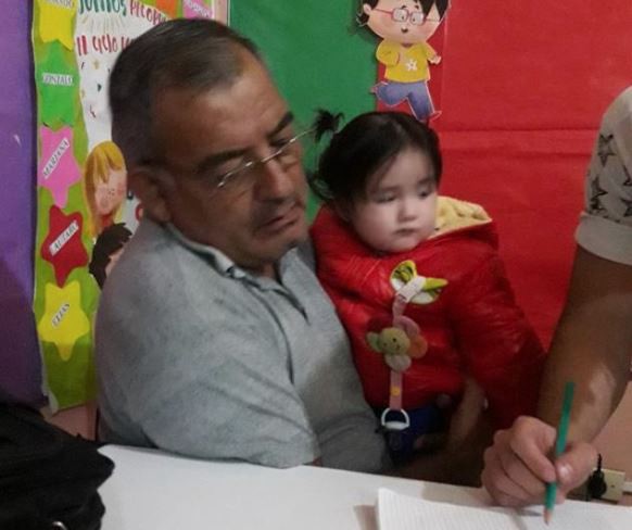 Un profesor cuidó a una beba en clase para que su mamá pudiera estudiar | Actualidad