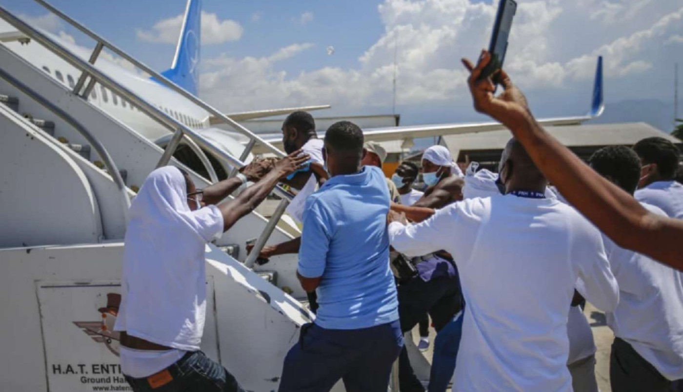 Haitianos deportados intentaron asaltar un avión para volver a EEUU | Internacionales