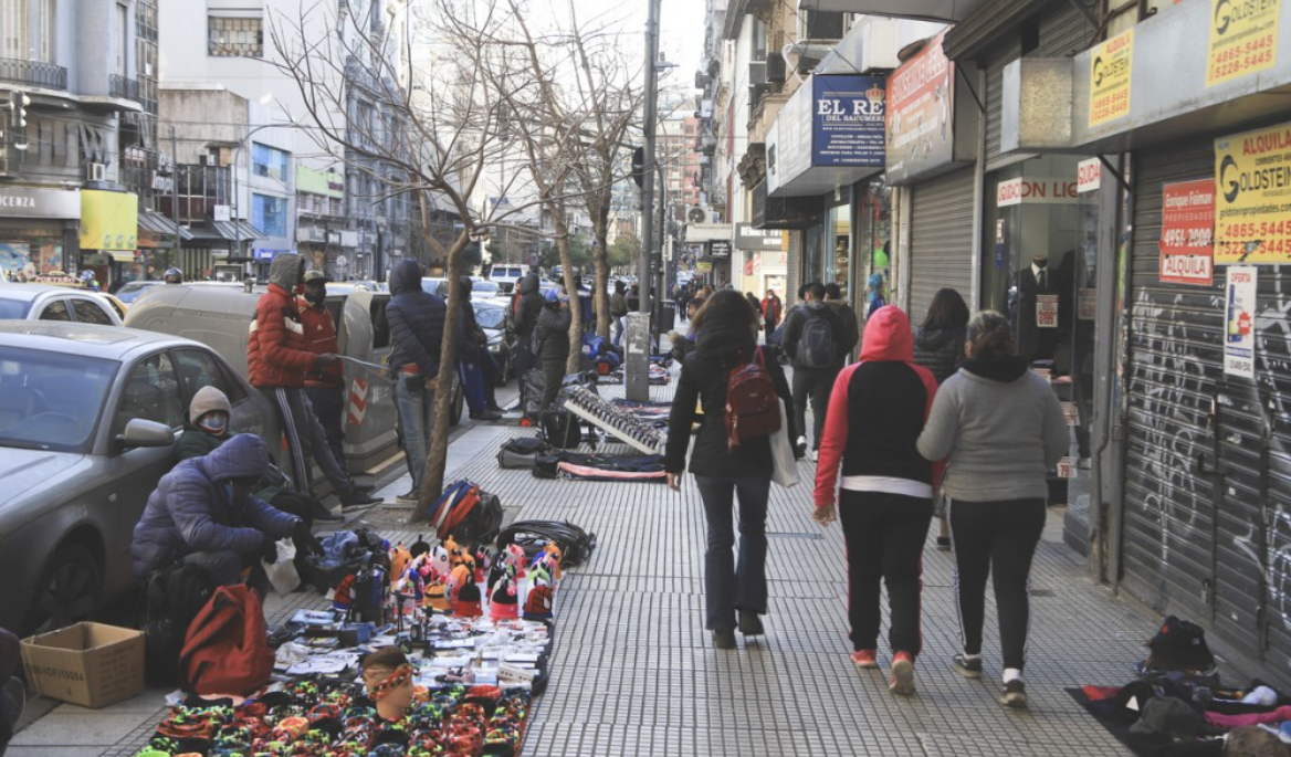 El 65% de la venta ilegal callejera porteña se concentra en diez cuadras | Actualidad
