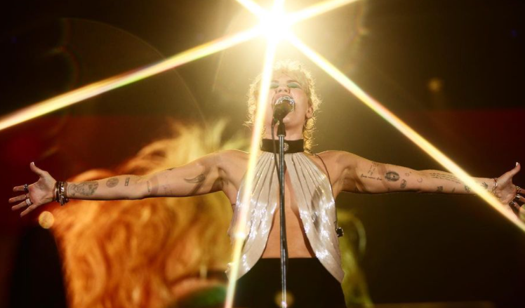 Miley Cyrus frenó un show para hablar de la salud mental y el confinamiento | Espectáculos