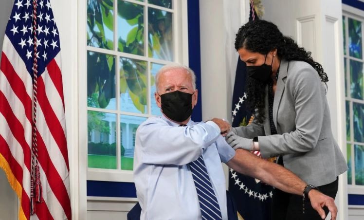 Joe Biden recibió su tercera dosis de la vacuna contra el coronavirus | Internacionales