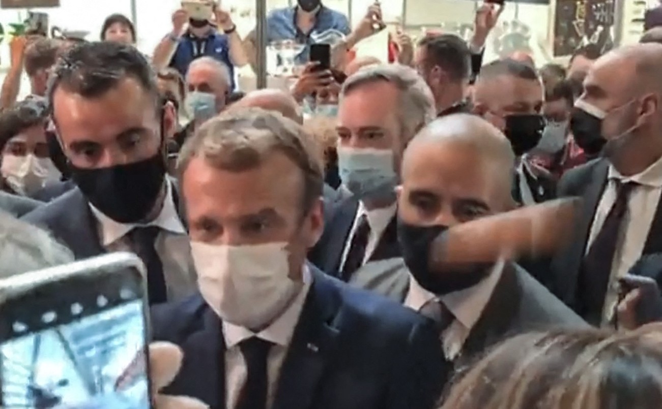 Hospitalizan al joven que lanzó un huevo contra Macron | Internacionales
