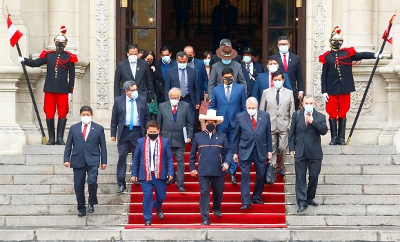 Crisis política en Perú: Renunció el primer ministro y asume una mujer | Internacionales