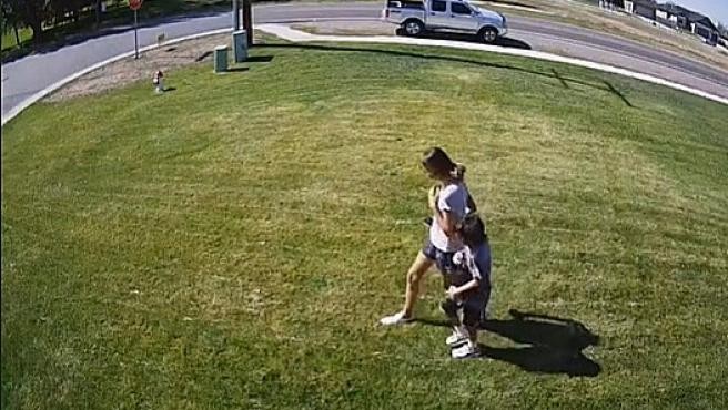 Video: un hombre inventó un sistema "cruel" para evitar que la gente pise su césped | Internacionales