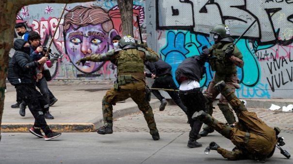 Un muerto en choques entre policías y manifestantes mapuches en Chile | Internacionales