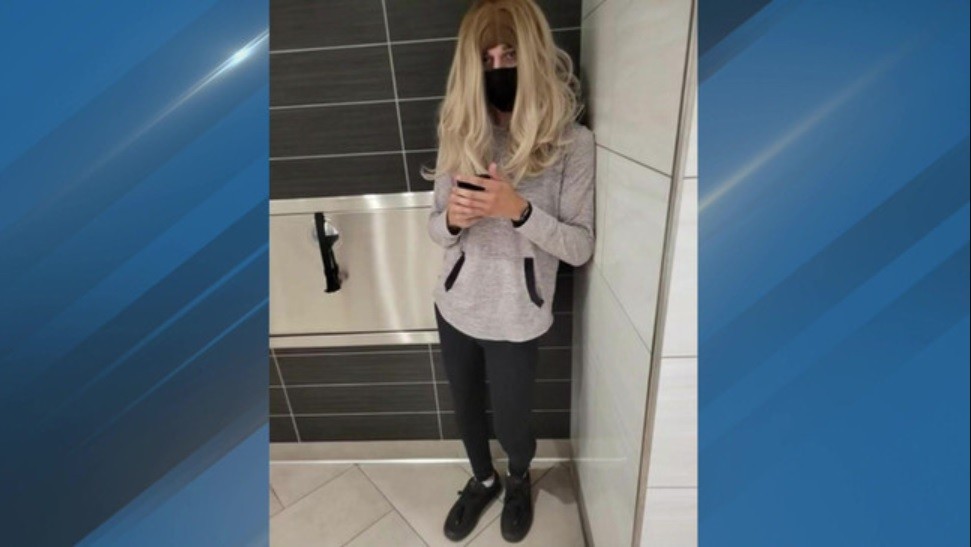 Detuvieron a un joven que se disfrazaba de mujer para grabar a nenas en el baño | Internacionales