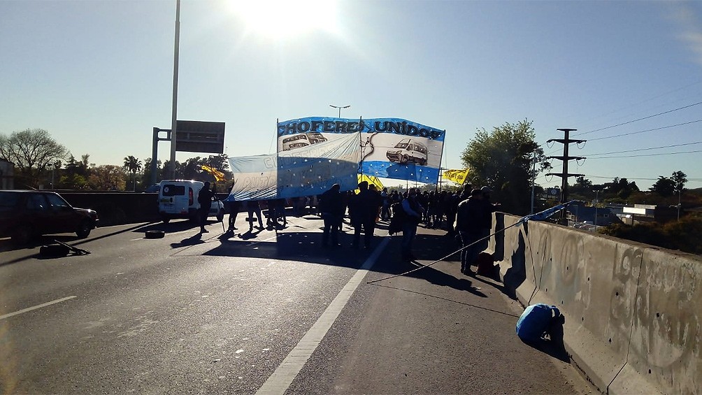 Protesta de choferes disidentes de la UTA en Puente Pueyrredón, Acceso Oeste y Campana | Actualidad