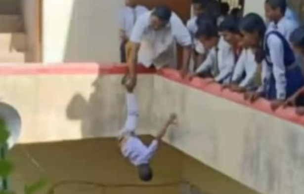 Postal impactante: el profesor castigó a un alumno de cinco años sujetándolo boca abajo en un balcón | Internacionales