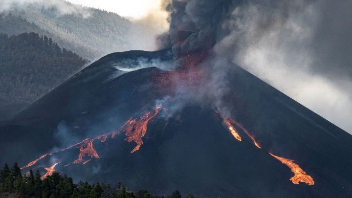 El volcán en La Palma aumentó la emisión de lava: suspendieron las clases y la circulación aérea | Clima, naturaleza y medio ambiente