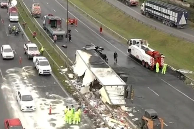 Volcó un camión en Panamericana y cayó otro a poco kilómetros | Actualidad
