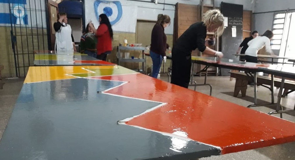 Solano: mientras los chicos están de vacaciones, la maestras pintan las mesas del comedor de la escuela | Actualidad