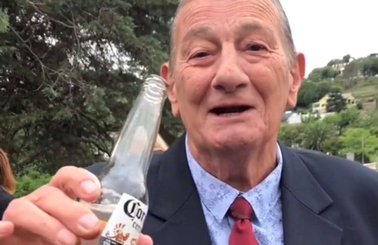 Video: El abuelo de 81 años que se animó al challenge de "Este es mi primer vaso..." | Redes