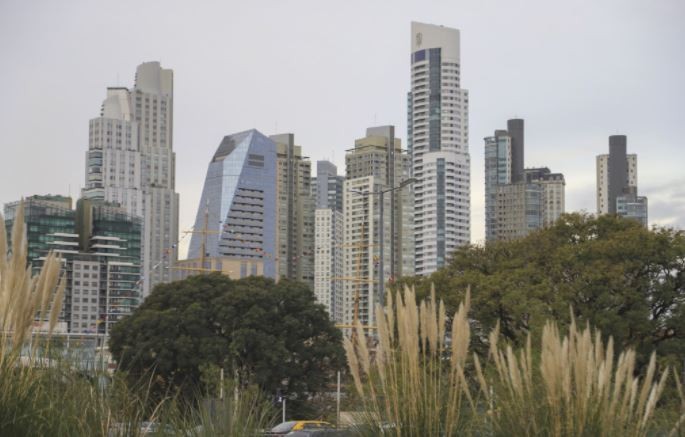 Cuántos años de trabajo se necesitan para comprar un departamento en las principales ciudades del mundo | Economía