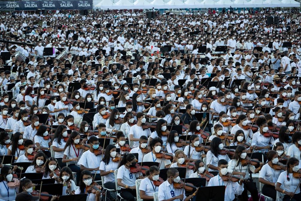 Venezuela intenta romper el récord Guiness y pone a 12.000 músicos en una orquesta | Internacionales