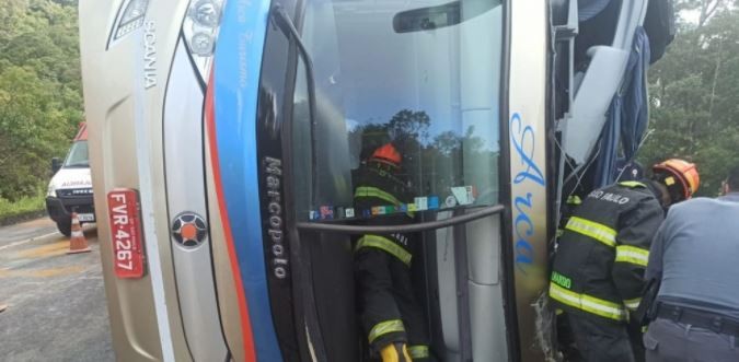 Al menos cinco turistas muertos al volcar autobús en una sierra del sureste de Brasil | Internacionales