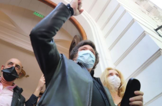 Milei al borde de quebrar la veda electoral salió de votar gritando: "¡Viva la Libertad!" | Política