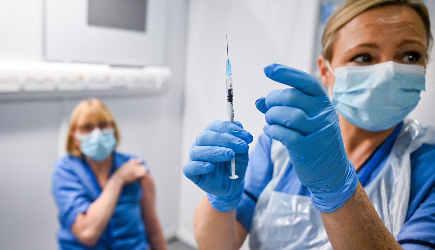 El Reino Unido extenderá la aplicación de terceras dosis a las personas mayores de 40 años | Internacionales